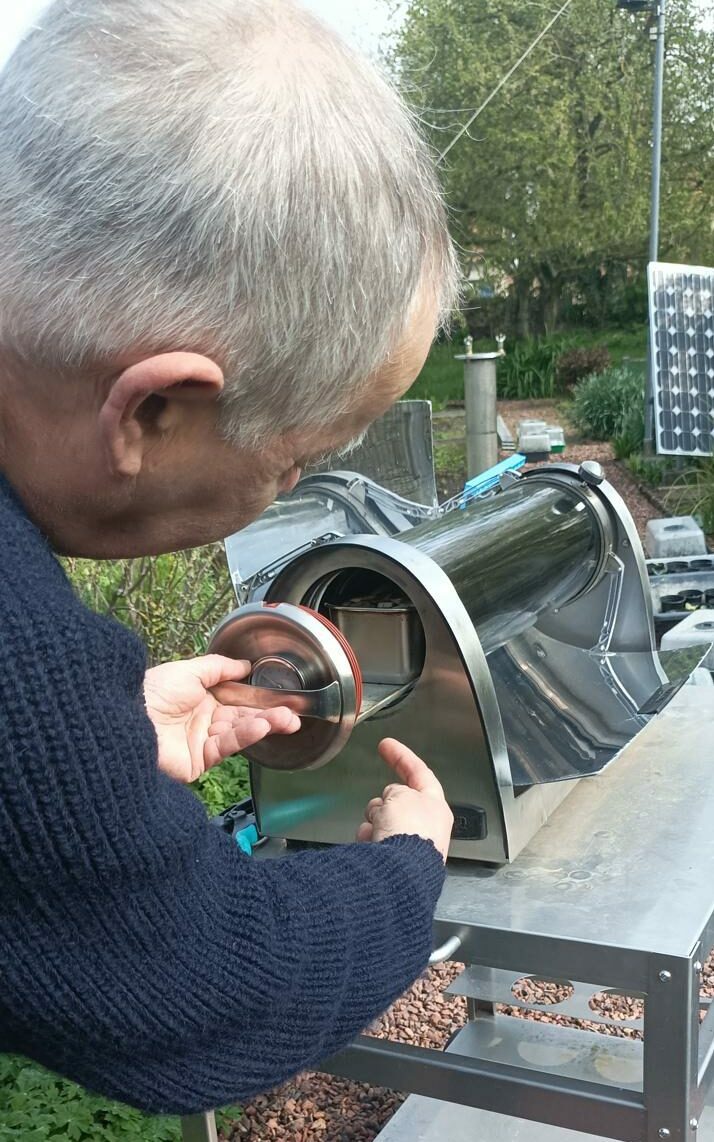 Le 18 avril 2023 Claude sort le tian de son appareil de cuisson solaire qui fonctionne sans electricité