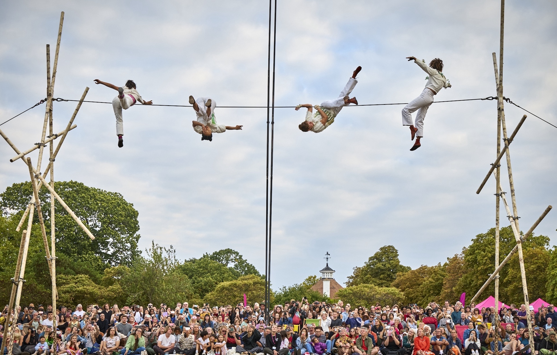 Évoluant à cinq mètres de hauteur, quatre danseuses-acrobates esquissent les contours d’une mystérieuse forêt vivante.