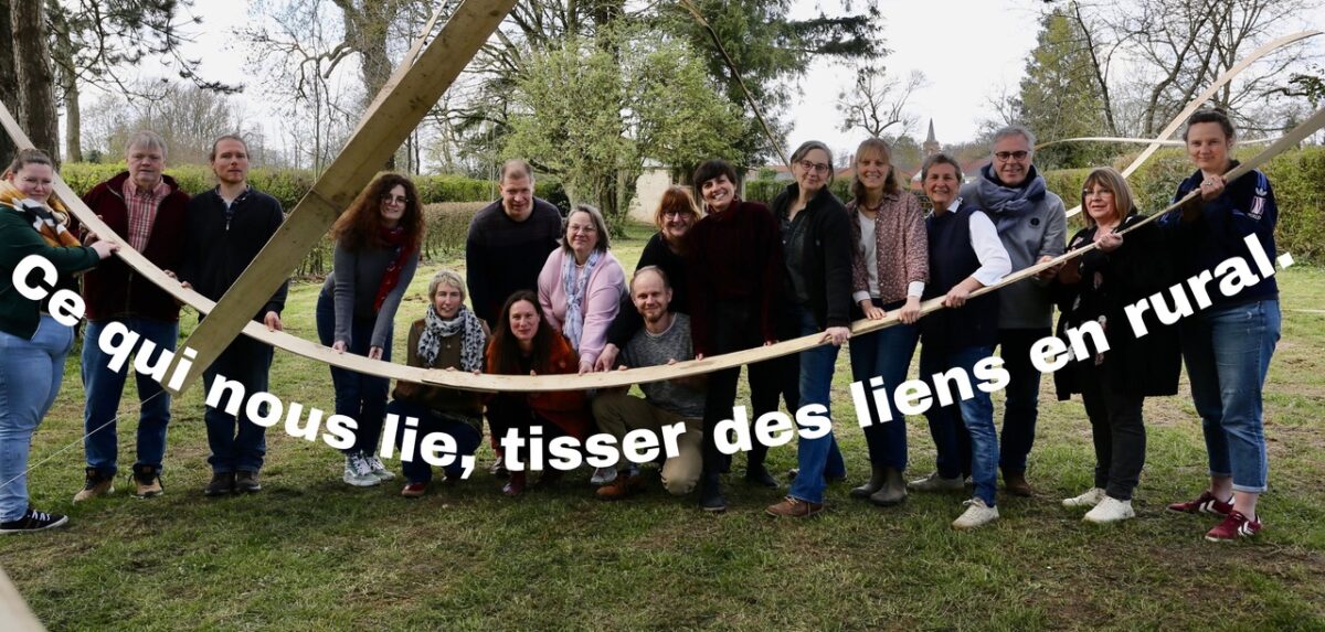 Ce qui nous lie, tisser des liens en rural... L'équipe d'A Petits PAS durant les perspectives de mars...