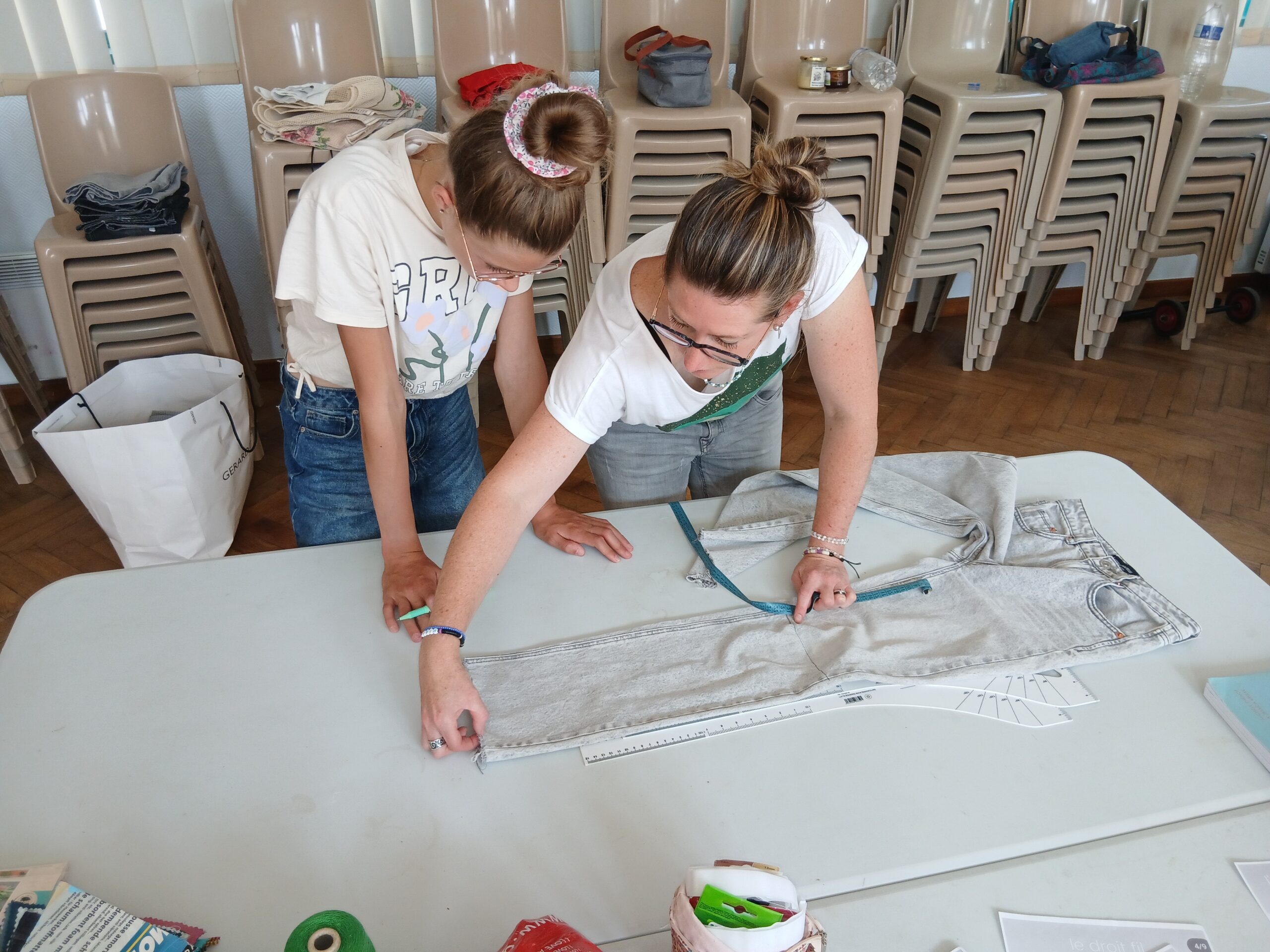 jeunes en atelier couture