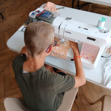 Arthur, en pleine création d'un sac à partir de tissus chinés en friperie